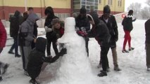 Afrikalı Öğrencilerin Kar Sevinci…kardan Adam Yapıp İlk Kez Karın Tadını Çıkardılar