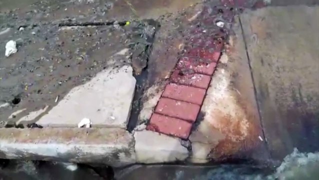 Esgoto vaza e causa transtornos a moradores do Riviera