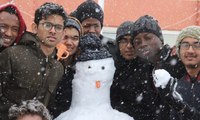 Afrikalı öğrencilerin kar sevinci