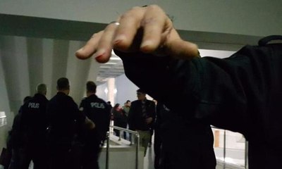 Duruşmaya alınmayınca polise saldırdılar