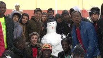 Afrikalı öğrencilerin kar sevinci…Kardan adam yapıp ilk kez karın tadını çıkardılar