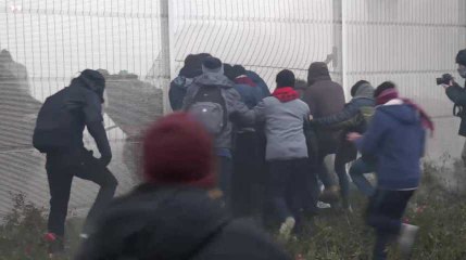 Скачать видео: Calais sous haute tension : des migrants bloquent le port