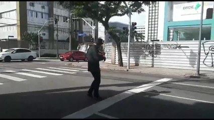 Jovem toca violino no sinaleiro para sustentar estudos e viajar pelo país