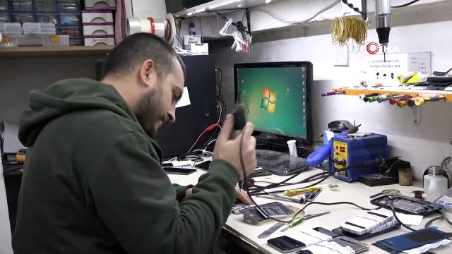 Şişen batarya telefoncunun elinde patladı, o anlar kameraya böyle yansıdı