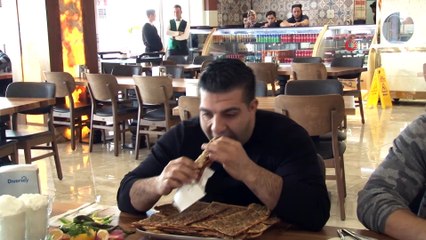 Etli ekmek rekor denemesinde başarısız olunca ceza olarak bulaşık yıkadı