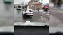 Konya'da bir vatandaş bagajının üstündeki kardan adamla trafiğe çıktı