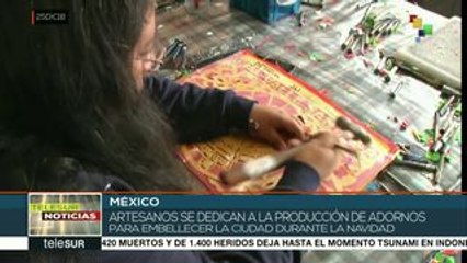Familias mexicanas adornan sus hogares con nacimientos y piñatas