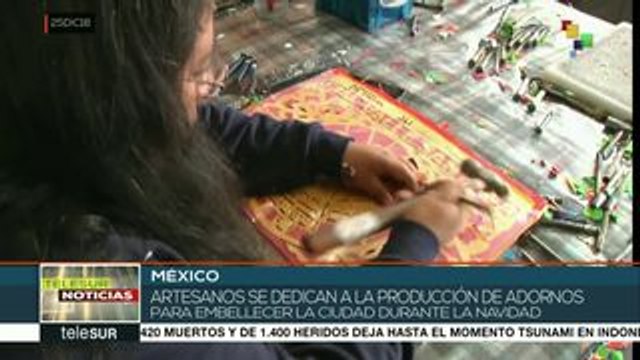 Familias mexicanas adornan sus hogares con nacimientos y piñatas