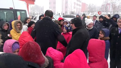 Okulları tatil edip, öğrencilerle kar topu oynadı