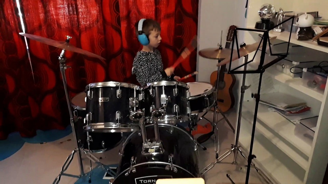 Ein Junge spielt Schlagzeug 8 Jahre 23.12.2018