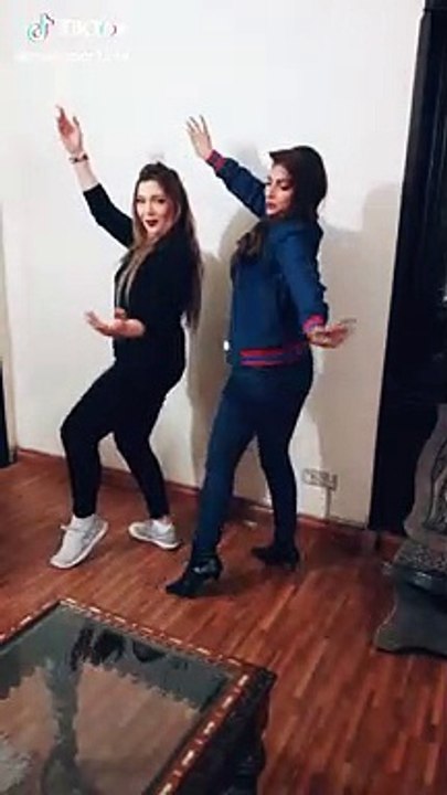 Amazing dance by 2 Girls