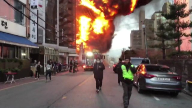 신축 공사장 불...강남 일대 검은 연기 뒤뎦혀 / YTN