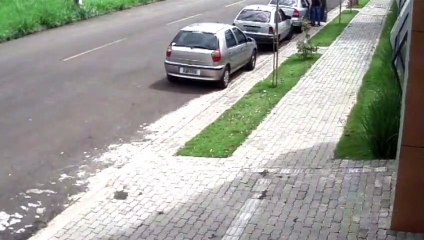 Câmera registra momento em que carro é furtado