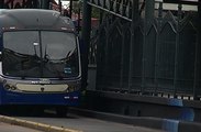 Mujer queda herida al caer de un bus de la metrovía en Guayaquil