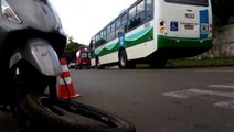 Roda de motociclista é arrancada em colisão com ônibus