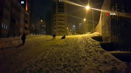 Poşetini alan geldi... Kadını, erkeği, yaşlısı genci yüksek apartmanlar arasında poşetle kaydı