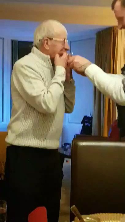 Papy perd son dentier en jouant avec l'écarteur de bouche !