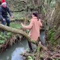 Elle tente de traverser un cours d'eau.. et entraîne son copain dans la rivière !