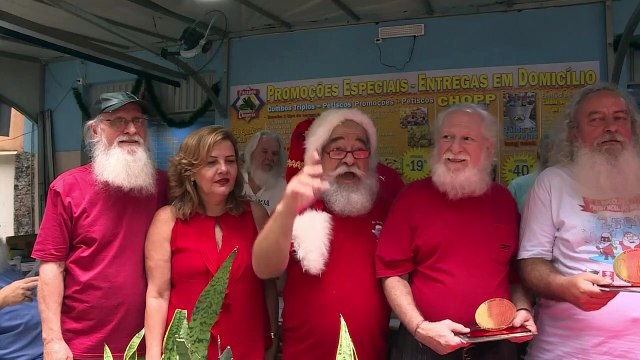 Papais Noéis se despedem do Natal no Rio