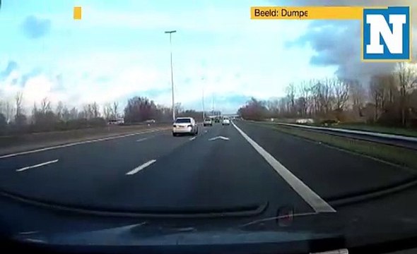 Un conducteur double sans regarder et provoque le pire sur l'autoroute