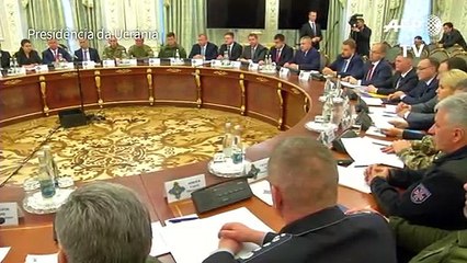 Presidente ucraniano anuncia fim da lei marcial no leste do país