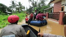 Indonesians urged to evacuate amid post-tsunami floods