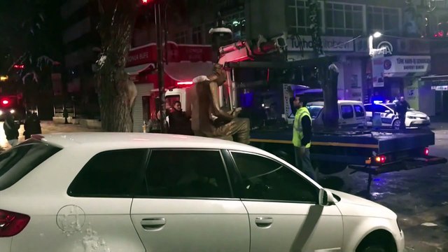 Araç trafiğine kapalı caddeye giren alkollü sürücü kaza yaptı - ANKARA