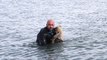 Dalgıç Polis, Buzları Kırıp Donmak Üzere Olan Köpeği Kurtardı