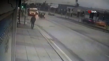 Otomobilin çarptığı abla kardeşin metrelerce havaya savrulduğu kaza kamerada