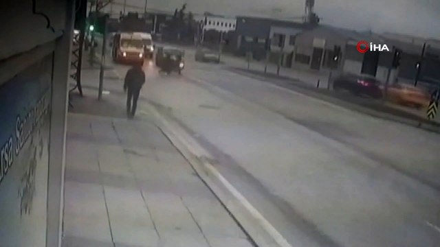 Otomobilin çarptığı abla kardeşin metrelerce havaya savrulduğu kaza kamerada