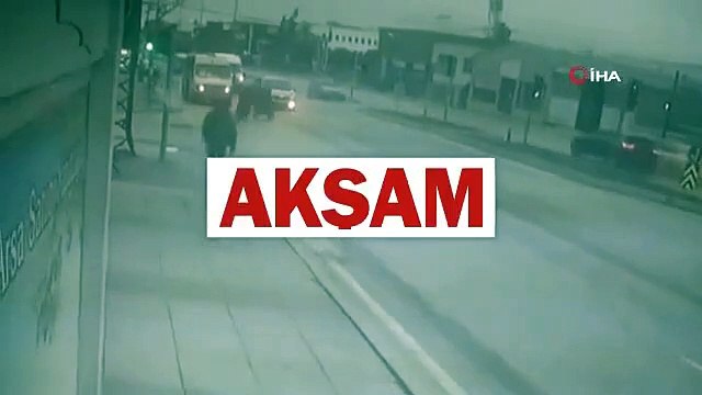 Otomobilin çarptığı abla kardeşin metrelerce savrulduğu kaza kamerada