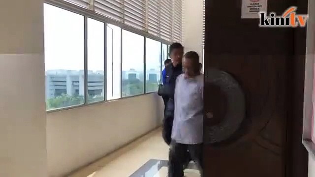 Bekas pegawai khas kepada bekas menteri kabinet dipenjara, didenda