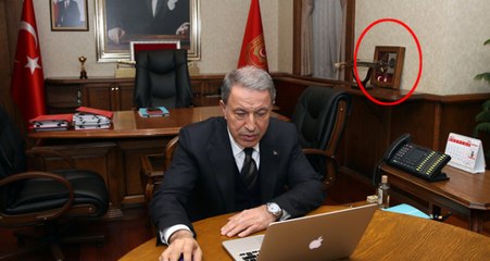 Bakan Akar, Bahçeli'nin Hediye Ettiği Bayrak, Silah ve Kuran-ı Kerim'i Odasına Koymuş