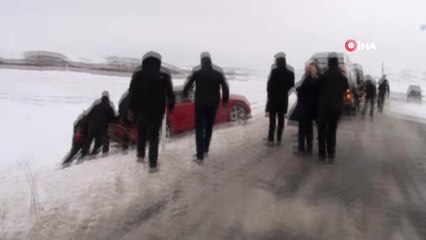 Buzlanan Yolda Araçlar Şarampole Uçtu
