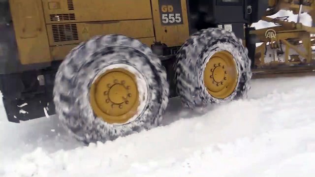 Yolda kalanların imdadına Özel İdare ekipleri yetişti - KARS