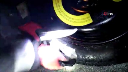 Aracın ön sileceklerinden adeta uyuşturucu fışkırdı