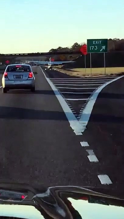 Le pilote de ce petit avion est contraint d’atterrir le temps d’une pause pipi !