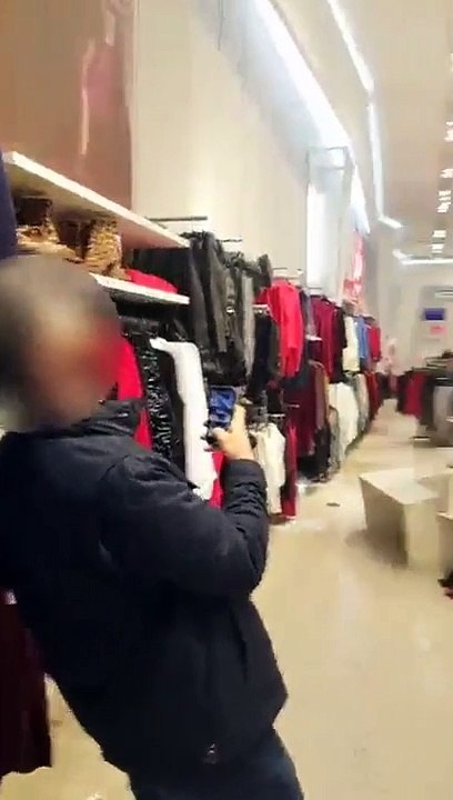 Le plafond de ce magasin de Times Square  s'effondre sous la pression de l'eau