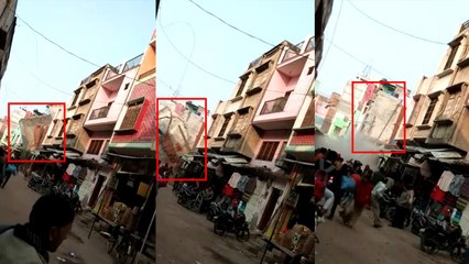 यूपी: भीड़-भाड़ वाले इलाके में गिरा दो मंजिला मकान, देखे वीडियो
