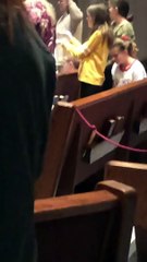 Cette fillette joue le clip de ‘’Macarena’’ au cours d'une prière !