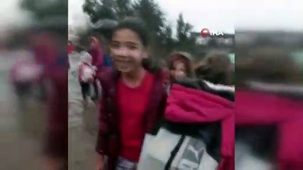 Yağmurda büyük zarar gören köprü, öğrencilerin geçişinden bir süre sonra yıkıldı