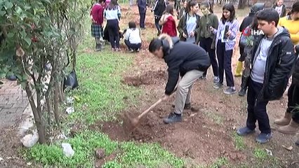 Hadis-i Şerif'ten Etkilenen Öğrenciler Okulun Bahçesine Fidan Dikti