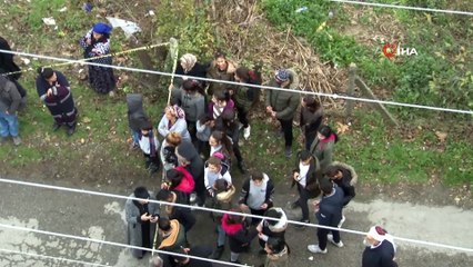 Çocuklarının kendisine verilmesi için yine çatıya çıktı