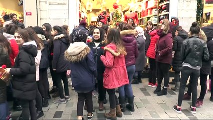 Milli Şair Mehmet Akif Ersoy, yaşadığı apartmanın önünde anıldı