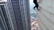 Ce fou n'a pas le vertige et risque sa vie au sommet des buildings
