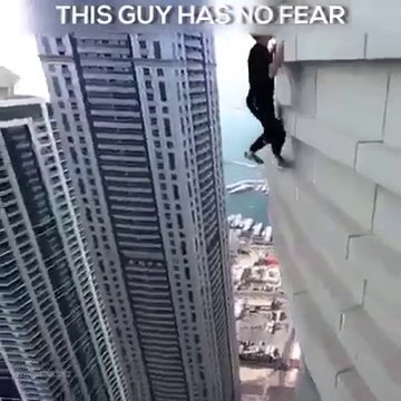 Ce fou n'a pas le vertige et risque sa vie au sommet des buildings