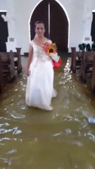 Ce mariage aux Philippines se déroule en pleine inondation