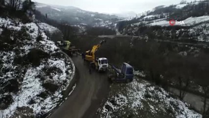 150 Metrelik Uçuruma Yuvarlanan Su Dolu Tır Dereye Düşmeye Ramak Kala Durdu.