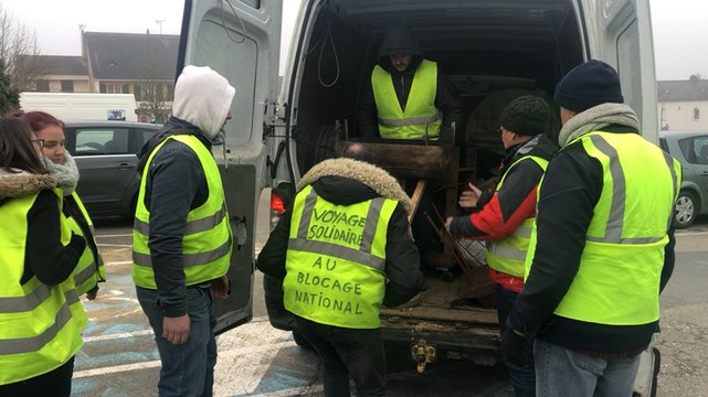 Les gilets jaunes devant la mairie