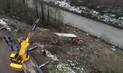 Su dolu TIR dereye düşmeye ramak kala durdu